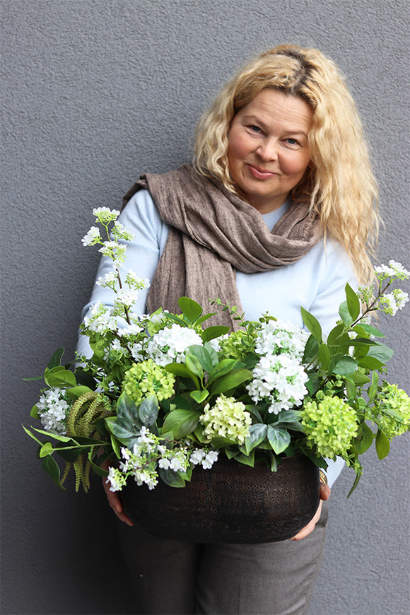 Wiosenna Kalina, kompozycja kwiatowa w owalnej misie