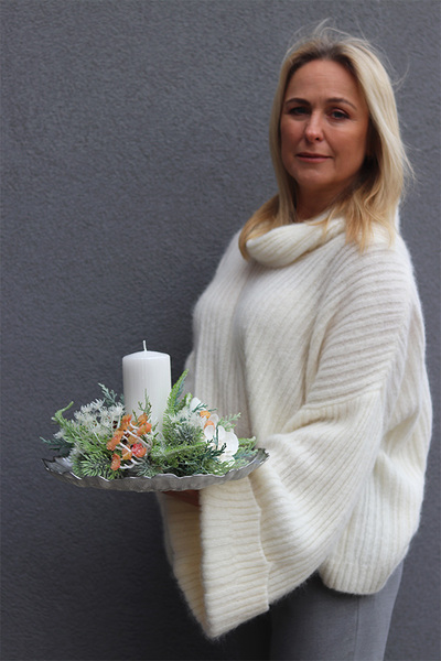 Bello, zimowy stroik ze świecą na talerzu