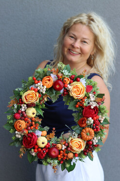 Ogrodowa Orangina 2, jesienny wianek na drzwi z różami, śr.42cm  