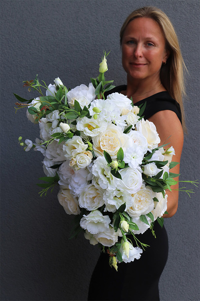 Cesarska, stylowa kompozycja kwiatowa w srebrnym pucharze, wym.45x50cm