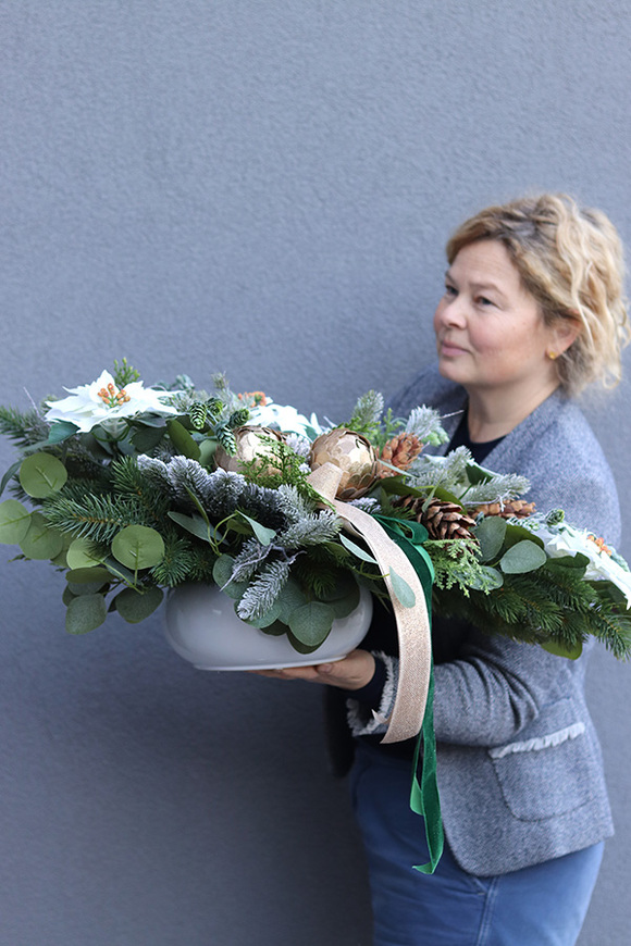 Białe Wspomnienia, kompozycja nagrobna w misie