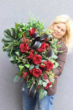 Dekoluena Red, wiązanka nagrobna z czerwonymi różami, dł.75cm