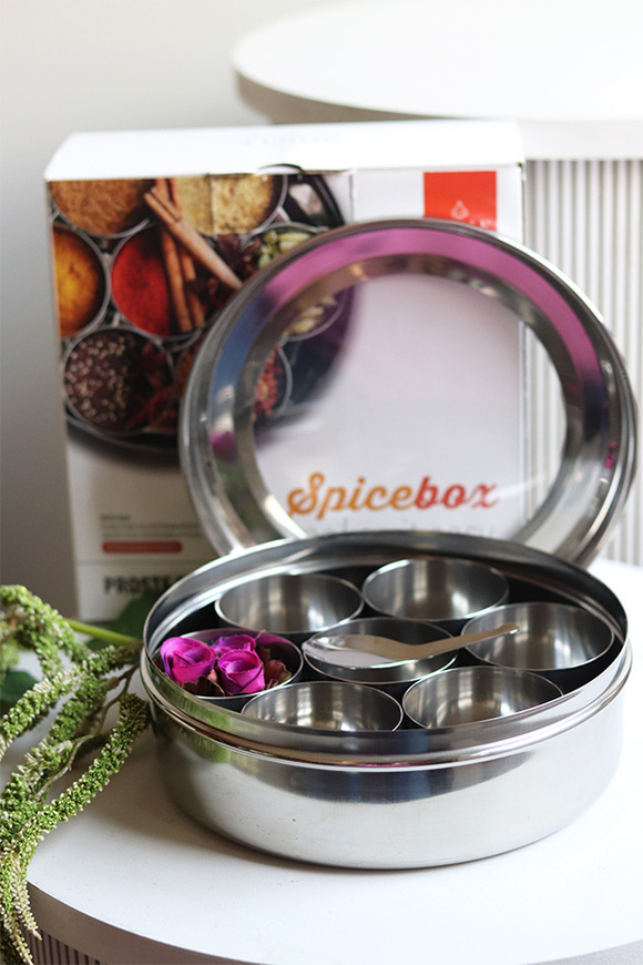 W zestawie jest łyżeczka do nakładania.

