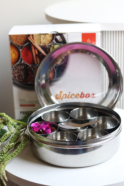 W zestawie jest łyżeczka do nakładania.

