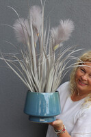 Kathy Blue 2, sztuczna trawa w niebieskiej donicy,