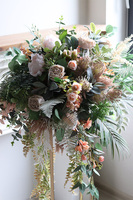 Sand Flowers, dekoracja kwiatowa na stojaku, mniejsza