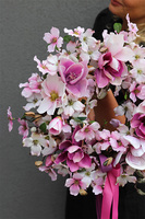 Magenite, wianek z kwiatów magnolii