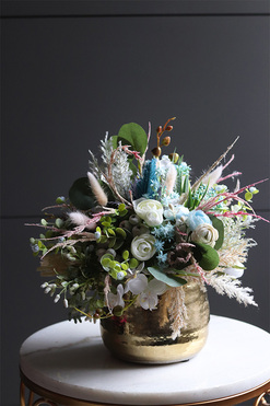 Blue Delicate, kompozycja w złotym naczyniu, wym.30x33cm 