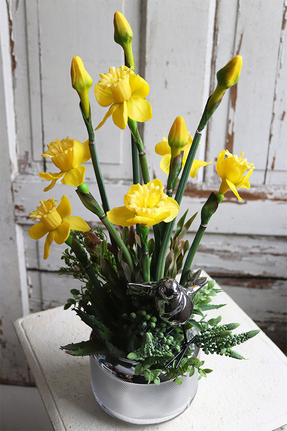kompozycja wiosenna z gumowymi żonkilami, Esteria Salise, wys.54cm