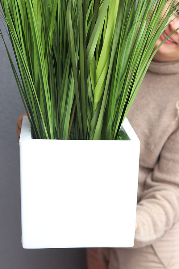 Simple Fiberglass White, kompozycja z traw pampasowych w kwadratowej donicy, wys.112cm 