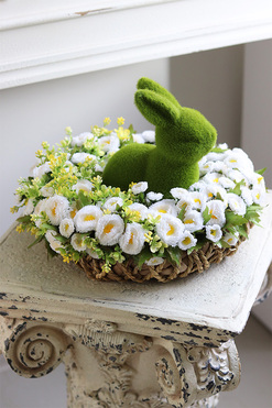 Stokrotki, wielkanocny stroik z zajączkiem, wym.24x33cm