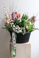 Wiosna w Pełni, stroik wielkanocny w metalowym koszu