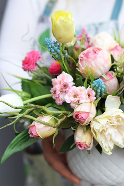 Romana, kompozycja kwiatowa w białej doniczce, wym.27x32x57cm