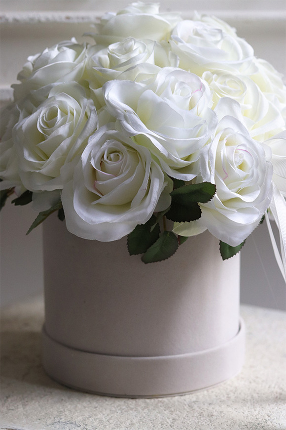 Bielissa Roses 2, flowerbox welurowy z białymi różami