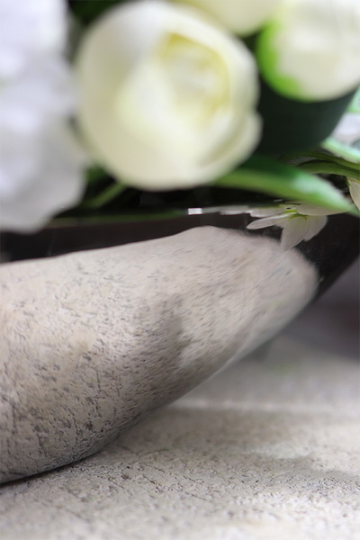 Laos Firelli, kompozycja kwiatowa w srebrnym naczyniu