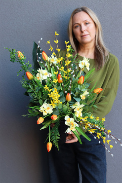 Tulipanowe Love, wiosenny bukiet nagrobny we wkładzie, wys.61cm