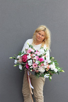 Kellla Laos 2, kompozycja nagrobna w srebrnej łódce