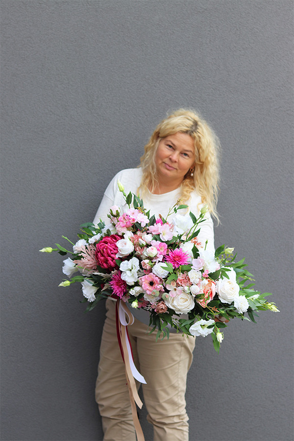 Kellla Laos 2, kompozycja nagrobna w srebrnej łódce