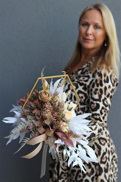 Crema Latte, jesienna dekoracja kwiatowa w domku