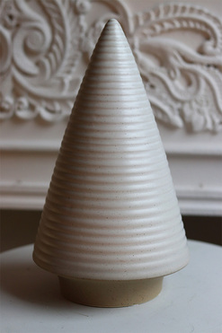 OD RĘKI Simple Winter, choinka figurka świąteczna, kremowa, wys.30cm