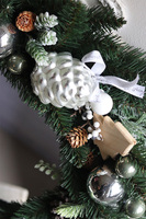 Srebrna Ballada Scandi, świąteczny wianek na drzwi