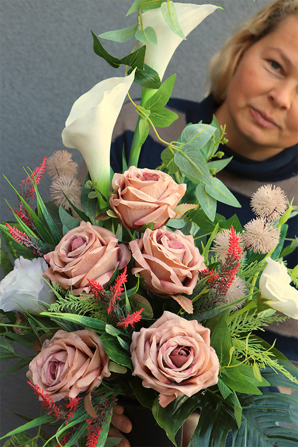 Maria Beige, bukiet nagrobny we wkładzie