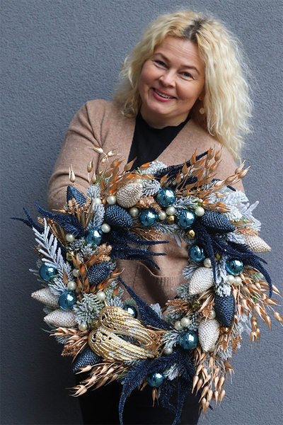 Winteriana, świąteczny granatowo-złoty wianek