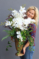 Ambasada, kompozycja ze storczykiem w złotym pucharze