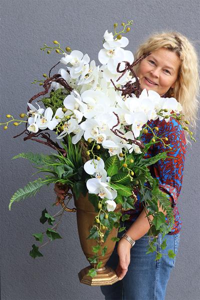 Ambasada, kompozycja ze storczykiem w złotym pucharze