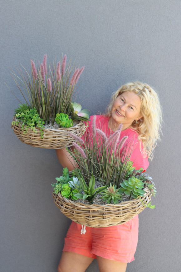 Rattania Alabama, kompozycja z traw i sukulentów w koszu