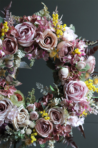 Merillana, wianek kwiatowy na drzwi z mimozą