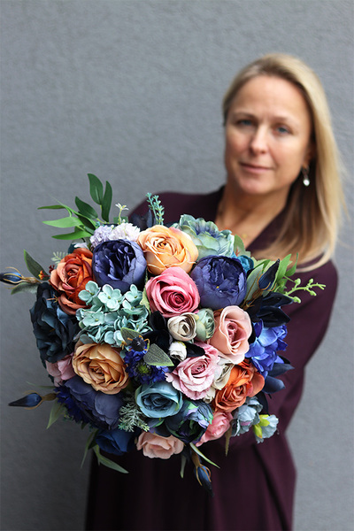 Flamenco Blue Velvet, granatowy flowerbox z kolorowymi kwiatami