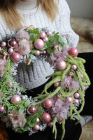 Balet Gwiazdkowy, świąteczny różowy wianek dekoracyjny