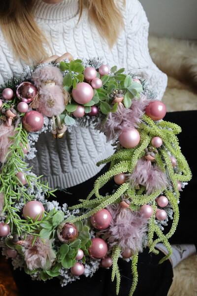 Balet Gwiazdkowy, świąteczny różowy wianek dekoracyjny