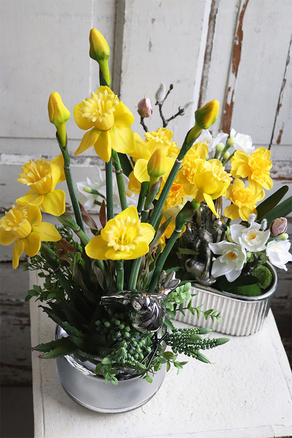 kompozycja wiosenna z gumowymi żonkilami, Esteria Salise, wys.54cm