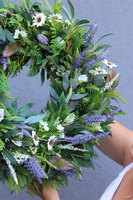 Leśny Ogród Ziołowy, zielony wianek dekoracyjny z lawendą