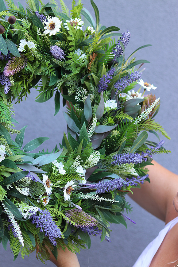 Leśny Ogród Ziołowy, zielony wianek dekoracyjny z lawendą