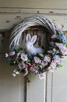 Biały Królik, wielkanocny wianek z zajączkiem, śr.37cm