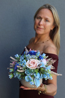 Reffia 2, kompozycja kwiatowa w naczyniu w groszki