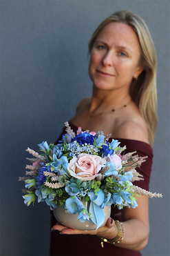 Reffia 2, kompozycja kwiatowa w naczyniu w groszki, wys.24cm 