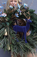 Granatowy Jeleń, świąteczny wianek z figurką, rozp.95cm