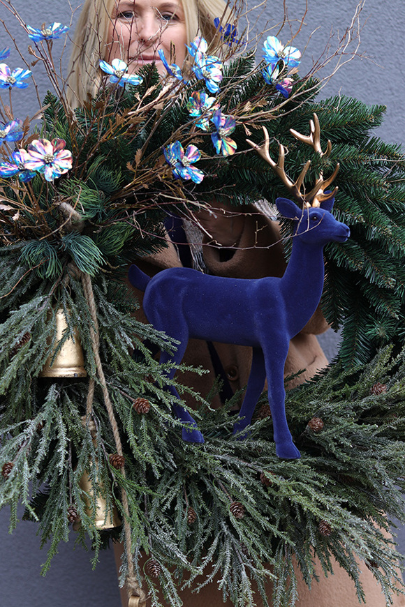 Granatowy Jeleń, świąteczny wianek z figurką, rozp.95cm