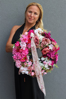 Pink Houtre, różowy wianek dekoracyjny na drzwi