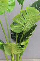 Monstera, sztuczne drzewko w osłonce donicy