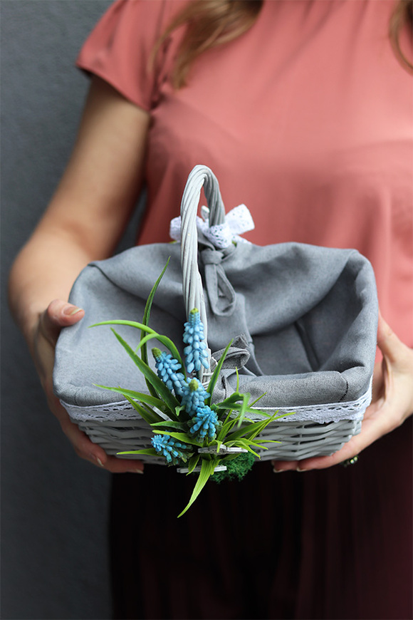 Szafirki, dekorowany koszyczek wielkanocny