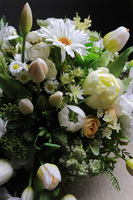 Milenda 2, kompozycja z gumowymi tulipanami w srebrnym naczyniu