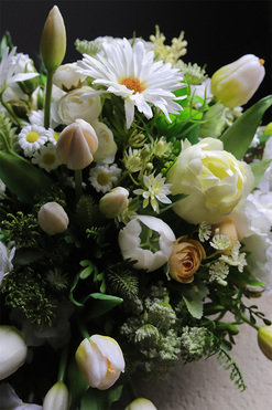 Milenda 2, kompozycja z gumowymi tulipanami w srebrnym naczyniu, wym.31x50cm