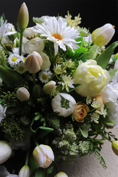 Milenda 2, kompozycja z gumowymi tulipanami w srebrnym naczyniu