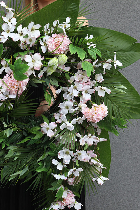 Peania, wieniec nagrobny z bananowcem