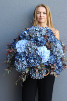 Blue Hortense, kompozycja nagrobna w misie, wym.52x60cm